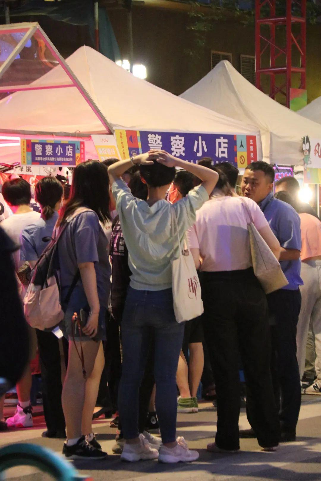 世界十大银行最新排名及金融巨头风采与小街独特小店探寻
