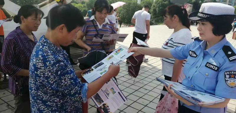 午后骄阳下的广场舞现象，多维解读社会风尚的启示