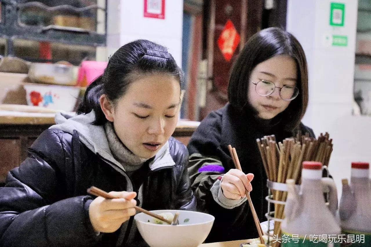 小巷深处的时尚秘密揭晓，最新流行发型视频大放送