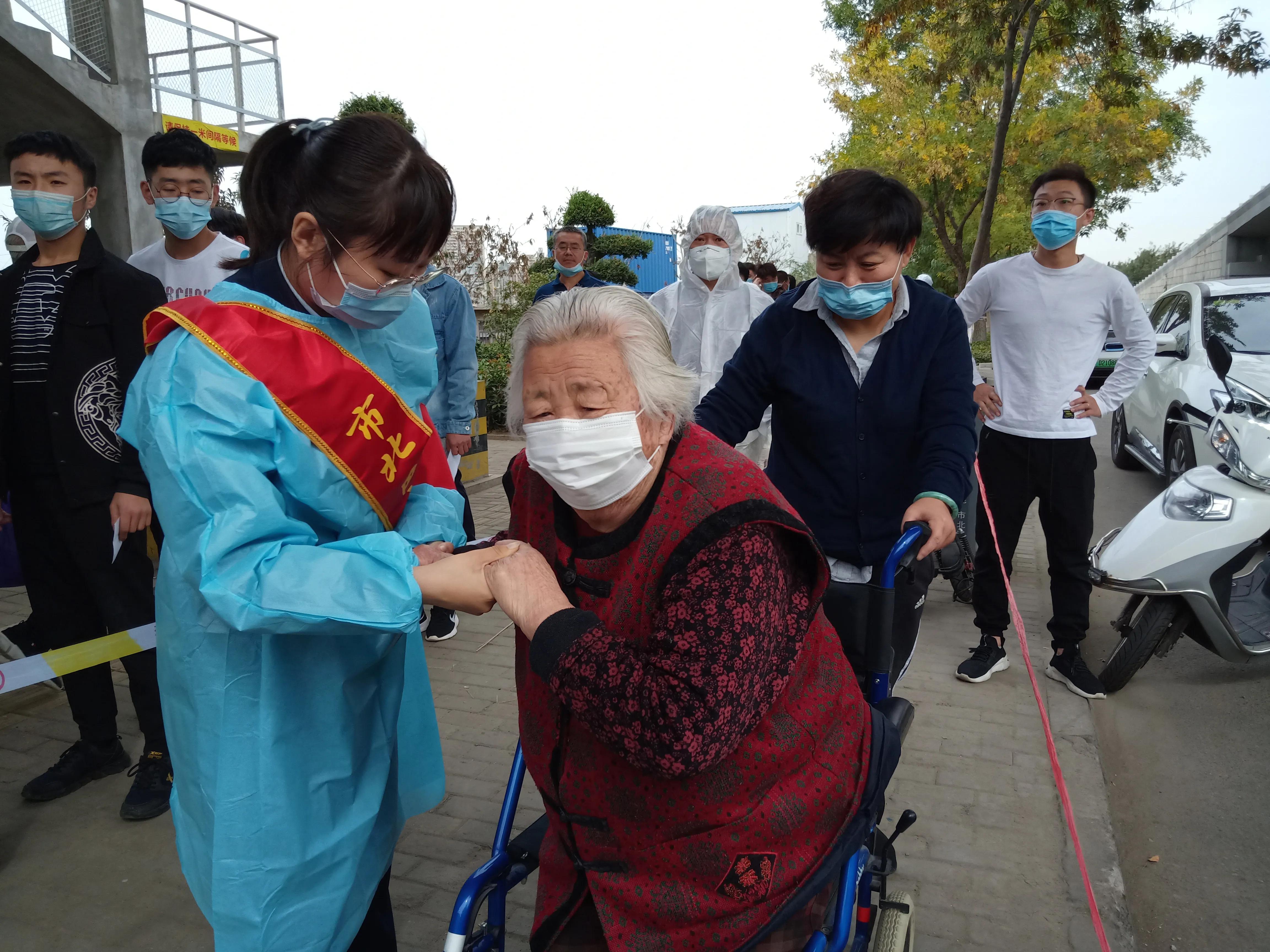 青岛最新疫情公告下的日常温馨瞬间
